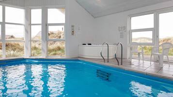 Innendørsbasseng og utendørsbasseng