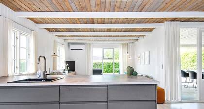 Renovated Waterfront Retreat-by Traum