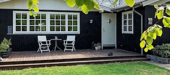Cozy Cottage by the Sea-by Traum