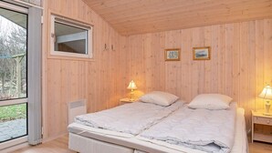 4 bedrooms, cots/infant beds - Holiday Home in Ålbæk (Aalbaek)