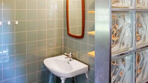 Shower - 5 Person Holiday Home in Eskilstuna (Kvicksund)