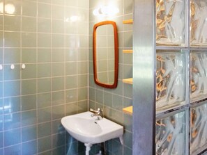 Shower - 5 Person Holiday Home in Eskilstuna (Kvicksund)