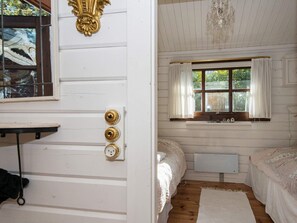 2 bedrooms, cribs/infant beds