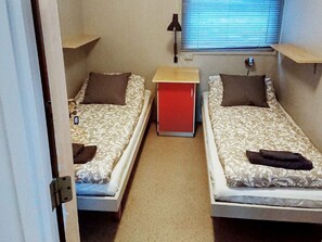 4 bedrooms, individually furnished - 8 Person Holiday Home in Revsnes (Åfjord)