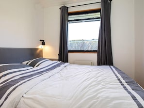 3 bedrooms, cribs/infant beds