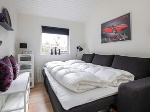3 bedrooms, cribs/infant beds