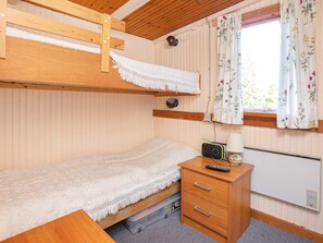 2 bedrooms, cribs/infant beds