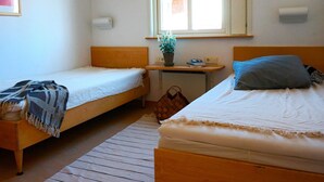 2 Schlafzimmer, individuell eingerichtet, Bettwäsche