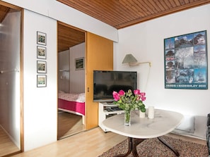 2 bedrooms, cribs/infant beds
