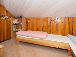 2 bedrooms, cots/infant beds - 5 Person Holiday Home in Ans By (Farvang)