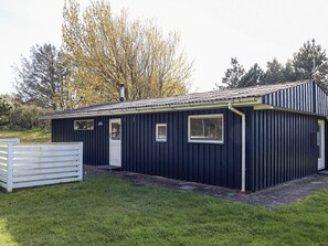 A single-story building with a door, windows, and a chimney. - 5 Person Holiday Home in Hurup Thy (Hurup Thy)