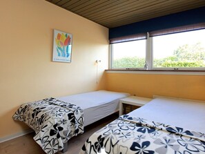 1 bedroom, cribs/infant beds
