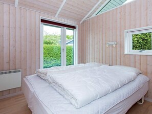 3 bedrooms, cribs/infant beds