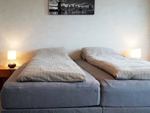 5 bedrooms, individually furnished - 10 Person Holiday Home in Farstad (Fraena)