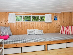 1 bedroom, cribs/infant beds