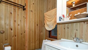 Bathroom - Traditional Holiday Home in Hvide Sande With Terrace (Hvide Sande)