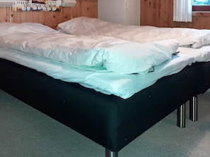 3 bedrooms, cribs/infant beds