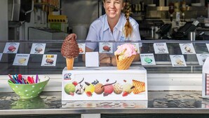 A person behind a counter with ice cream cones and a bowl of spoons. - Pleasing Holiday Home in Vestervig With Terrace (Vestervig)