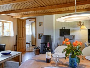 2 Schlafzimmer, Babybetten, individuell eingerichtet
