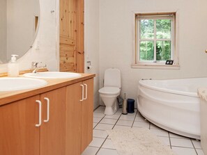 Bathroom - Pleasing Holiday Home in Ebeltoft With Whirlpool (Ebeltoft)