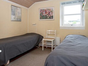 3 bedrooms, cribs/infant beds