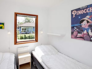 2 bedrooms, cribs/infant beds