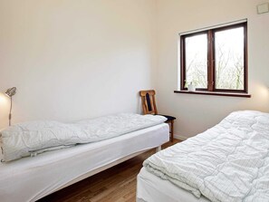 3 bedrooms, cribs/infant beds