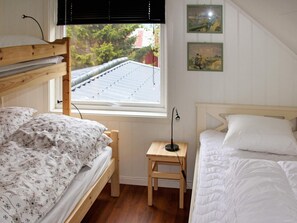 House | 4 bedrooms, individually furnished, bed sheets - 10 Person Holiday Home in Lyngseidet (Lyngen)