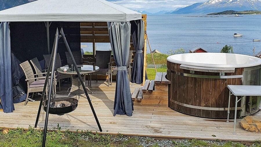 10 Person Holiday Home in Lyngseidet