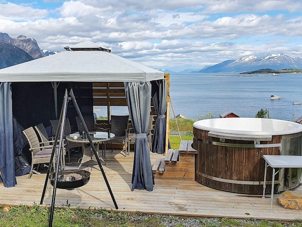House | Spa treatment - 10 Person Holiday Home in Lyngseidet (Lyngen)