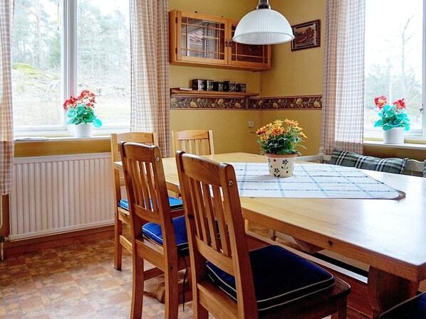 Wasserkocher mit Kaffee-/Teezubehör, Kühlschrank, Mikrowelle, Herdplatte