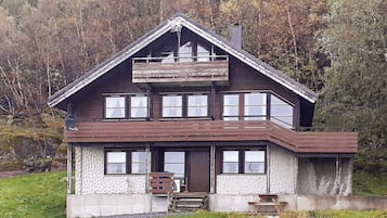 ุงูู
ูุดุฃุฉ ู
ู ุงูุฎุงุฑุฌ