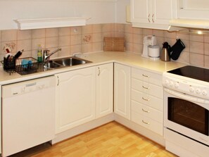 House | Private kitchen - 5 Person Holiday Home in Selsoyvik (Rodoy)