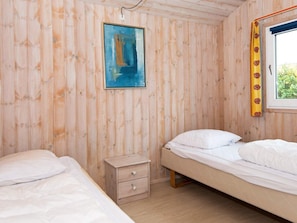 4 bedrooms, cribs/infant beds