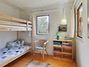 2 bedrooms, cribs/infant beds