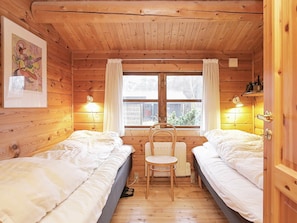 2 bedrooms, cribs/infant beds