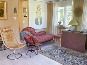 A room with a chaise lounge, a patterned sofa, a small table, and a decorative rug. - 7 Person Holiday Home in Varekil (Varekil)