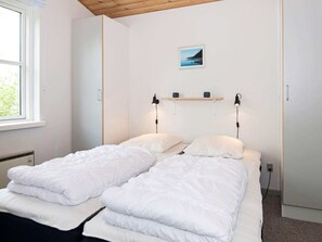 4 bedrooms, cribs/infant beds