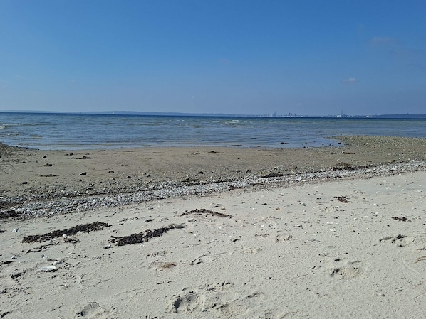Una playa con costa rocosa y vista despejada del océano.