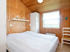 2 bedrooms, cribs/infant beds