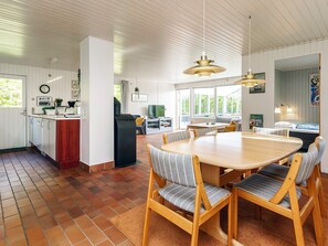 Eine geräumige Küche mit Essbereich, Fernseher und einem großen Fenster.