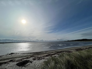 Ein Strand mit blauem Himmel und Sonnenschein.