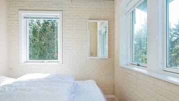 3 bedrooms, cots/infant beds