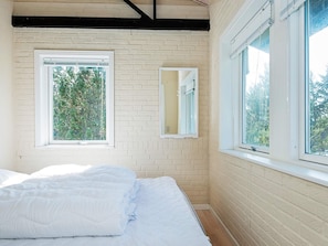 3 bedrooms, cribs/infant beds