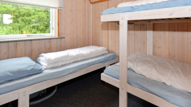 A bunk bed room with a window and a view of greenery outside. - 5 Person Holiday Home in Grindsted (Grindsted)