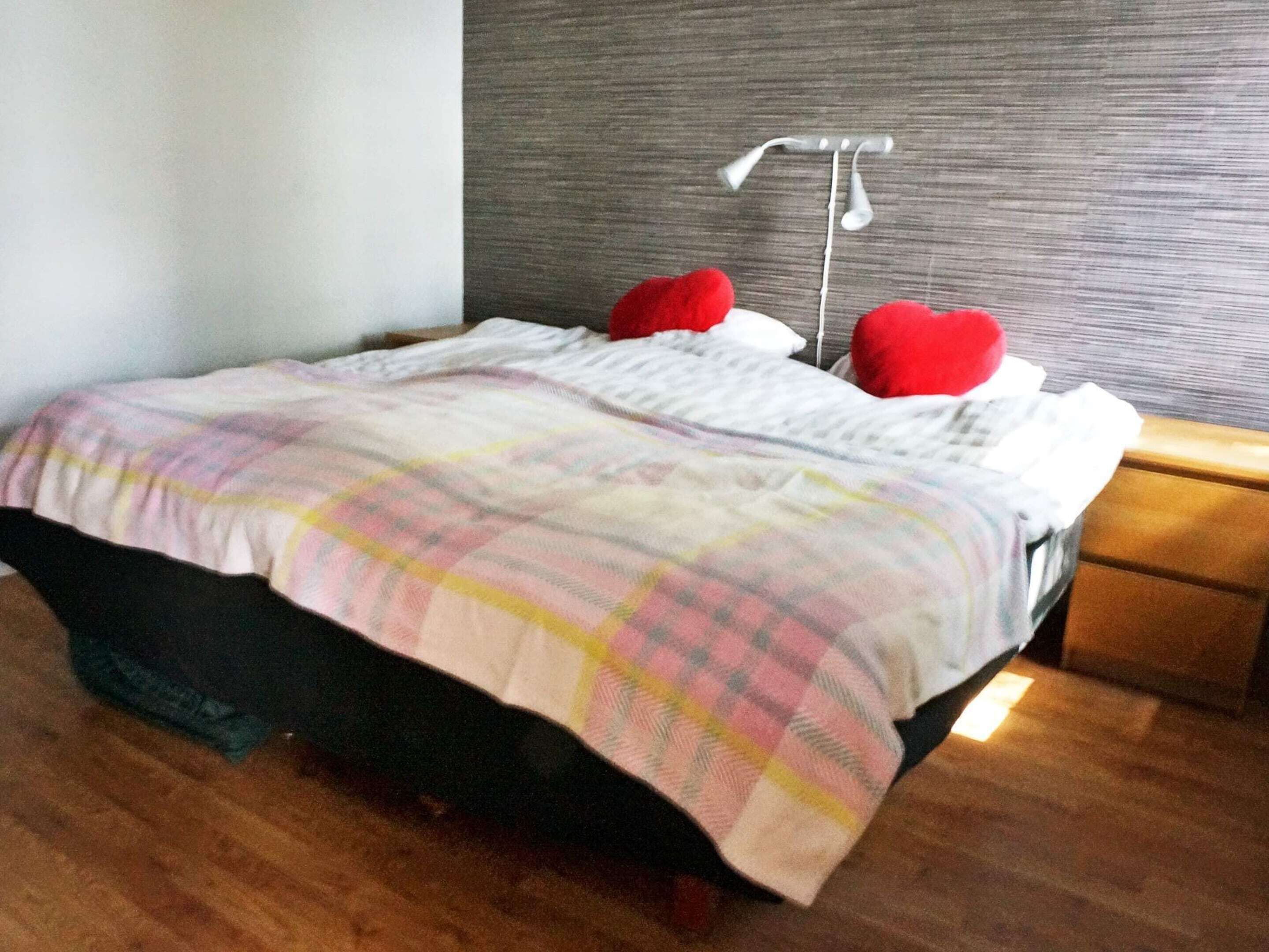 2 Schlafzimmer, individuell eingerichtet, Bettwäsche