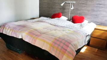 2 Schlafzimmer, individuell eingerichtet, Bettwäsche
