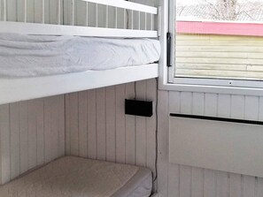 4 bedrooms, cribs/infant beds