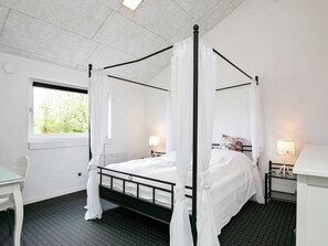 4 bedrooms, cribs/infant beds