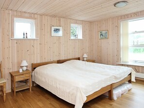 3 bedrooms, cribs/infant beds